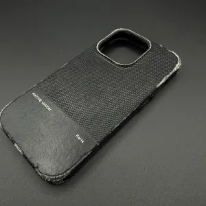 2 年半使い倒されてボロボロになってしまった Native Union のスマホケース