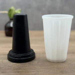 内部容器（黒）と外部容器。それぞれの間に溜めた水を凍らせる仕組み。