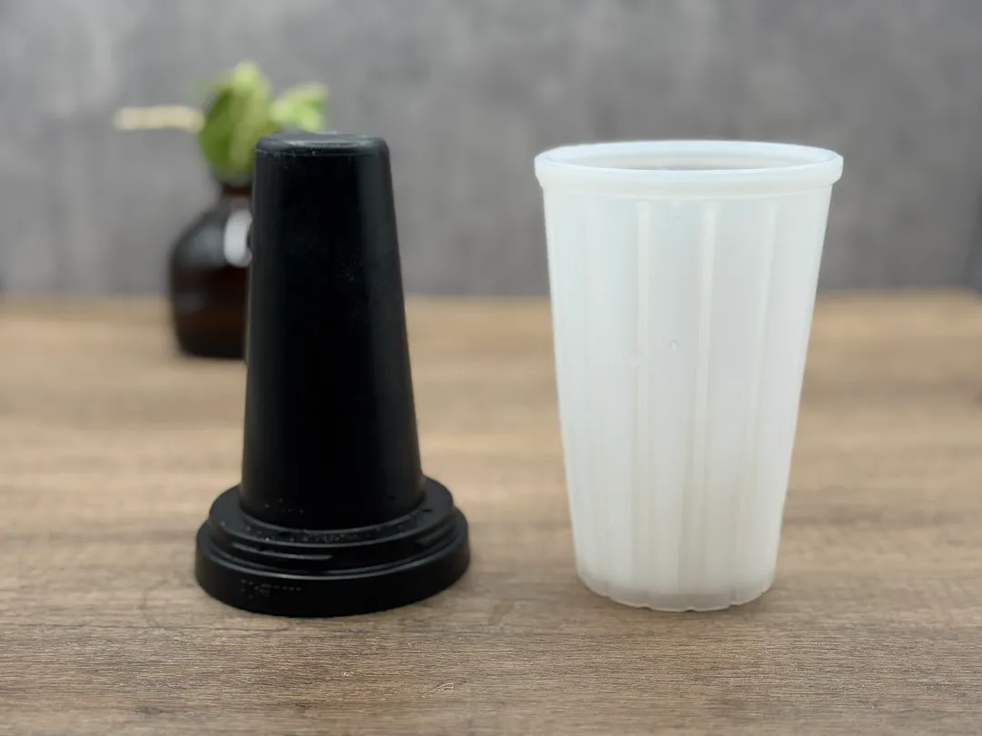 内部容器（黒）と外部容器。それぞれの間に溜めた水を凍らせる仕組み。
