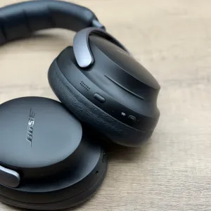 操作系のインターフェースは右のカップに集められている。2 つのボタンの上に見える線が後述するタッチストリップ。