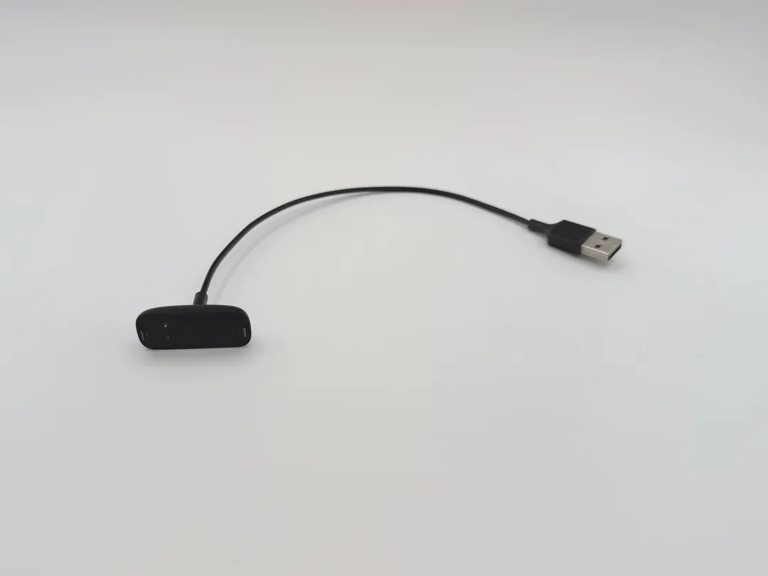 充電ケーブルは USB-A でトラッカーと接続する部分は特殊な専用端子になっている