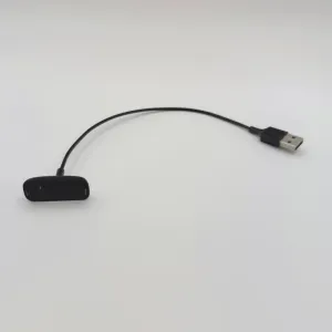 充電ケーブルは USB-A でトラッカーと接続する部分は特殊な専用端子になっている