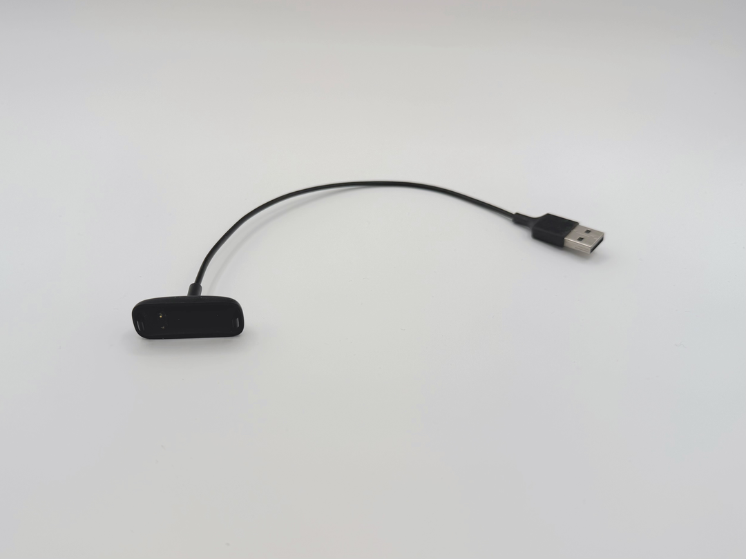 充電ケーブルは USB-A でトラッカーと接続する部分は特殊な専用端子になっている
