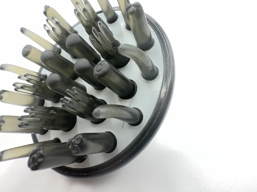 抜けた毛がブラシの根本に残ってしまい、取り除くのが面倒