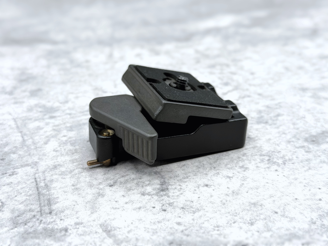 プレートをハメる前にレバーを閉じてしまっていると、プレートがハマらない。