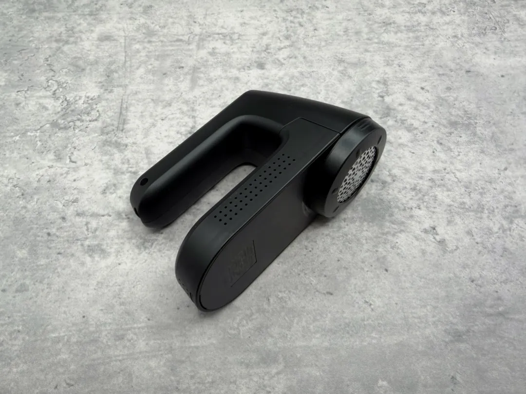 【レビュー】USB-C 充電ができるミニマルな見た目の毛玉取り機 マクセルイズミの『毛玉とるとるプロ』