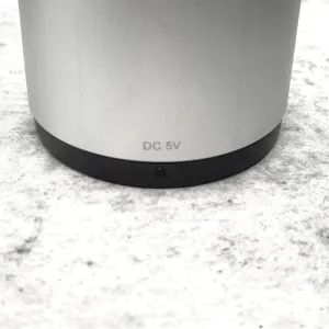 本体側の給電口。DC ジャックを差し込む。