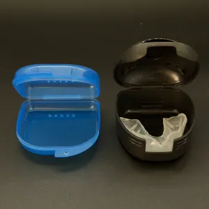 マウスピースに付属してきたノーブランドのケースとの比較。高さ（深さ）が結構あり、マウスピースは 2 つ入るようです。