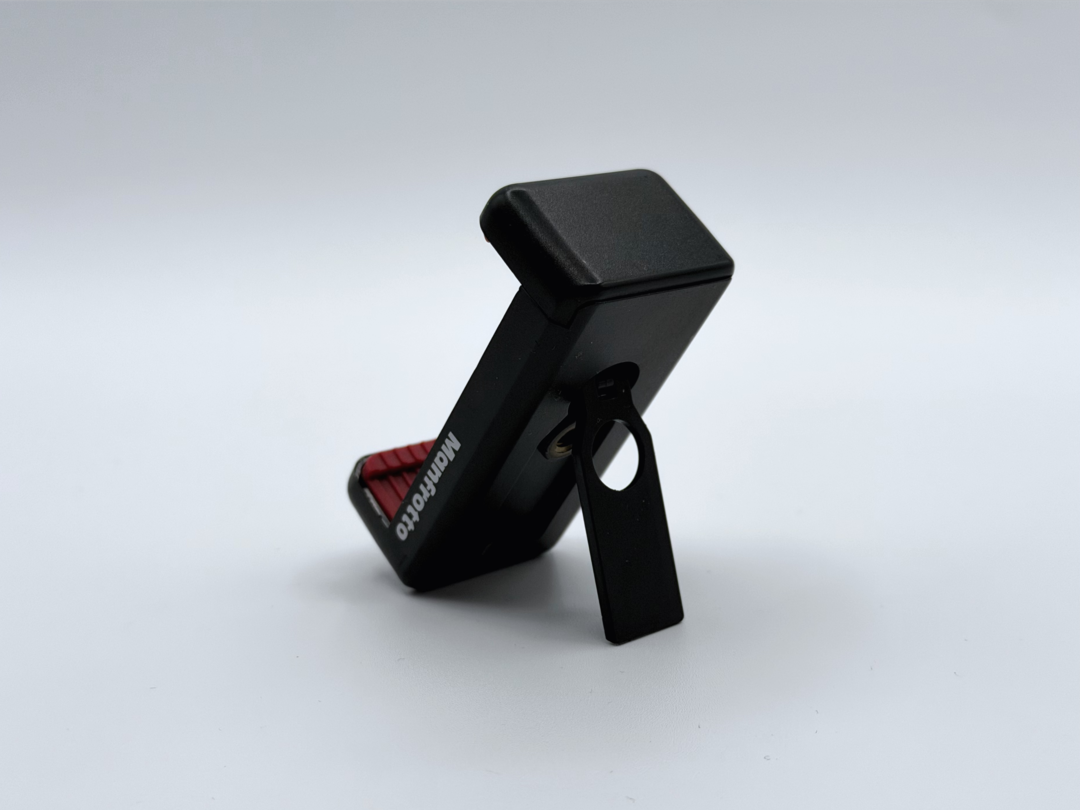 スタンドも内蔵されていて、単体で自立が可能で、撮影や動画視聴にも使えます