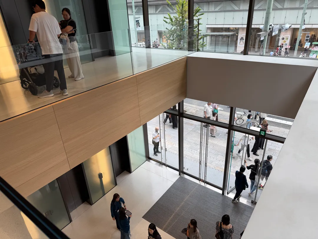 後日撮影した店内の様子。吹き抜けになっている。