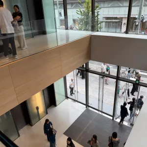 後日撮影した店内の様子。吹き抜けになっている。
