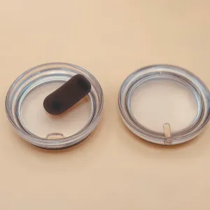 左：改良された現行バージョンのフタ / 右：旧バージョンのフタ
