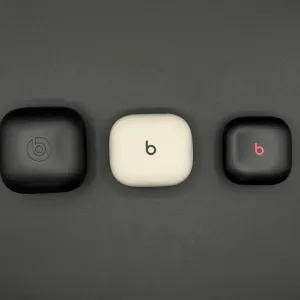 左から初代 Powerbeats Pro / Powerbeats Pro 2 / Beats Fit Pro。写真では伝わりにくいですが、初代のケースはポケットに入れるのは不可能なレベルの大きさです。