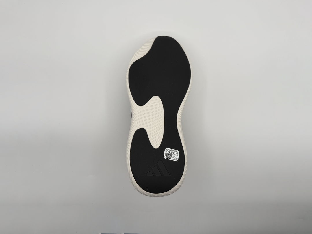 靴底にはボディとは別の靴底用の素材が使用されている。ただし、ほぼ完全にフラットであり、スベり止めの凹凸加工はない。