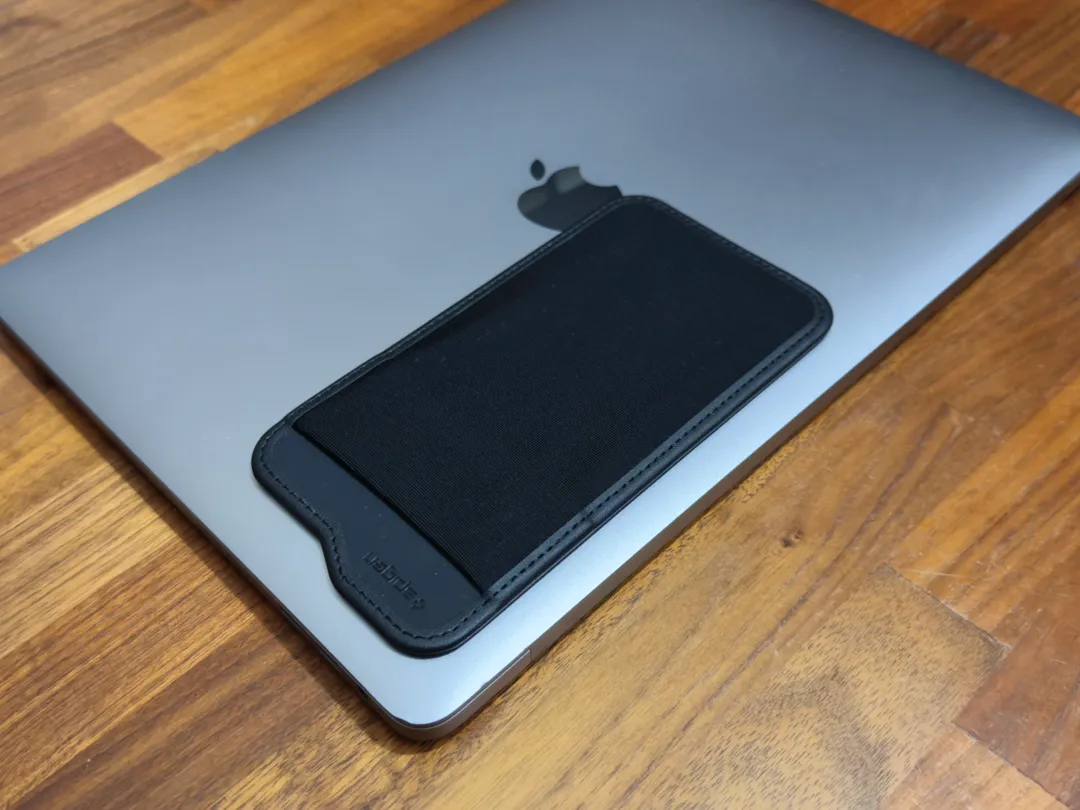 macOS のフォルダーアイコンを模したデザイン。これ、カッコいいか…？？スリーブ自体のサイズはやや大きめ。