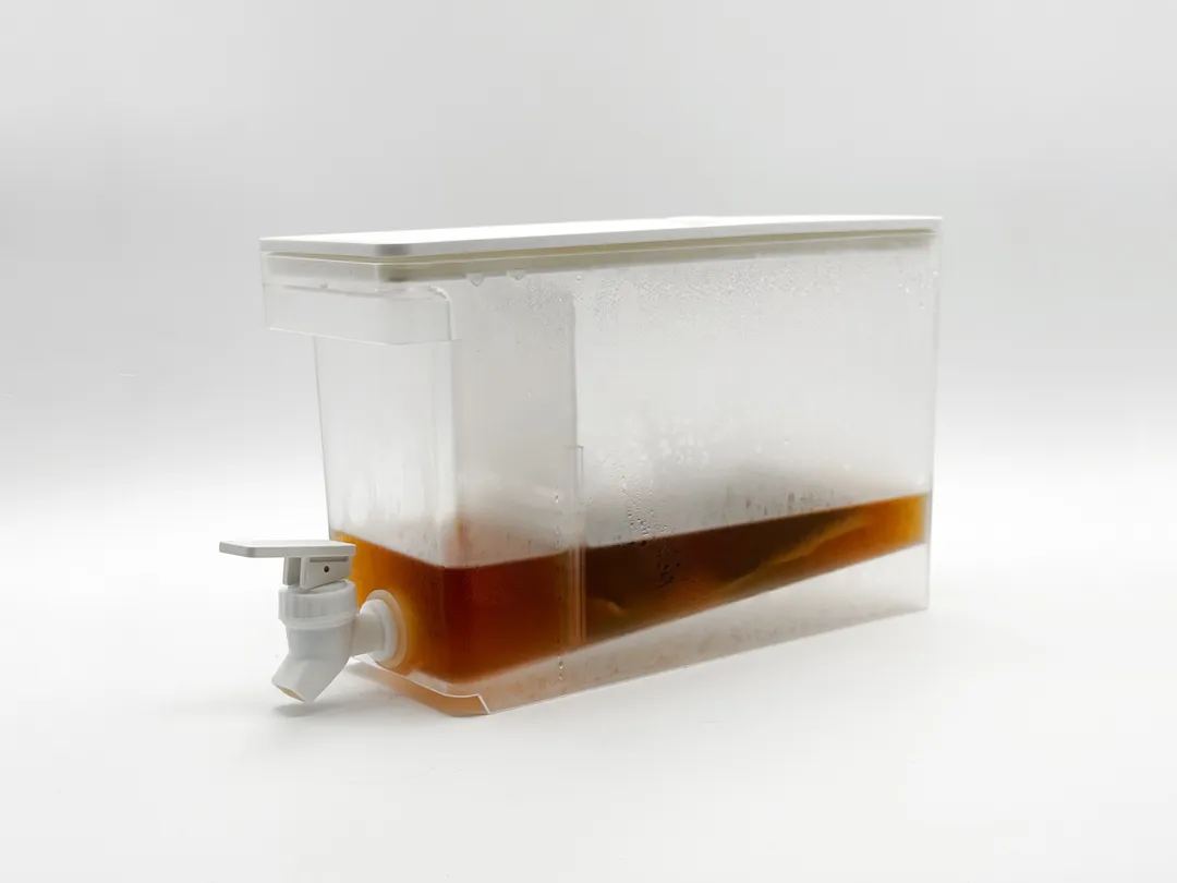 大容量で夏場に活躍してくれる山崎実業の『tower 冷蔵庫 ドリンクサーバー 2.8L』。
