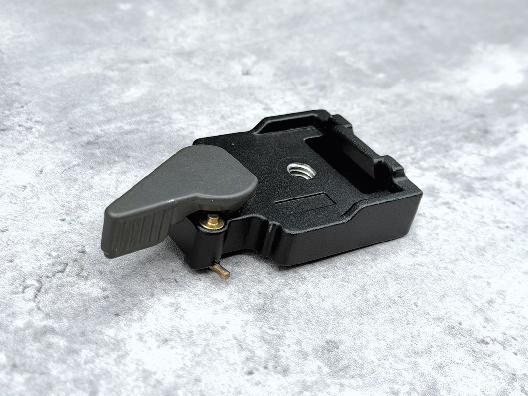 ロックし状態。金色のピンが上に上がって支え棒になり、レバーが動かなくなる