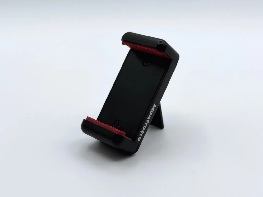 自立させるためのスタンドもついているマンフロットのスマホホルダー『MCLAMP』