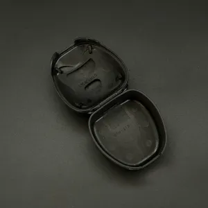 マウスピースの内部。上蓋が 2 層構造みたいになっており、通気孔として機能する。抗菌仕様かどうかは不透明。