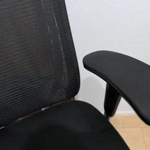 今回購入したアームレストカバーを装着した状態のオカムラのオフィスチェアのコンテッサセコンダ