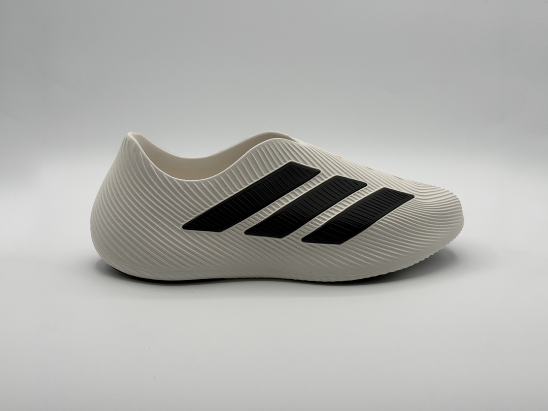 スリッポンのデザインは、adidas 製のスニーカーによくあるデザインに寄せられている