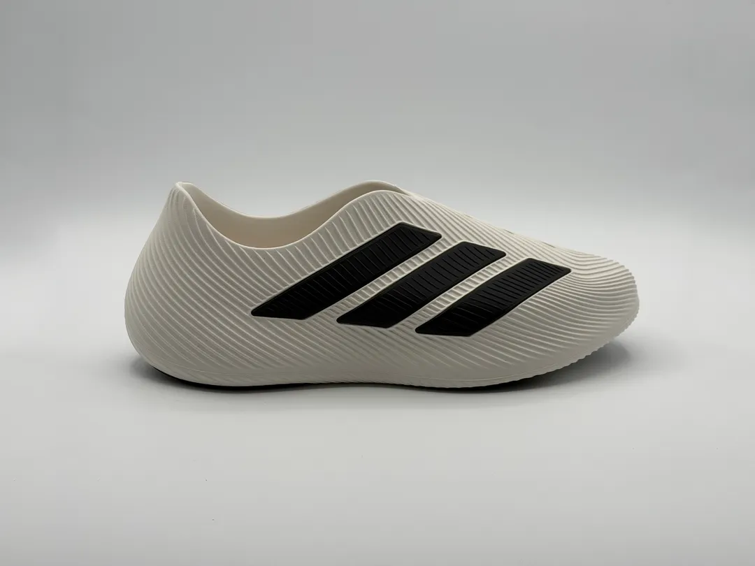 スリッポンのデザインは、adidas 製のスニーカーによくあるデザインに寄せられている