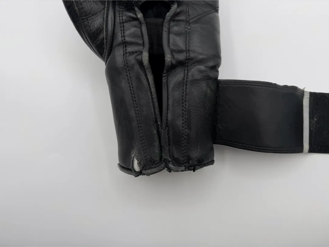 手首の部分も頻繁に開く為か、破れて中材が見えてきた