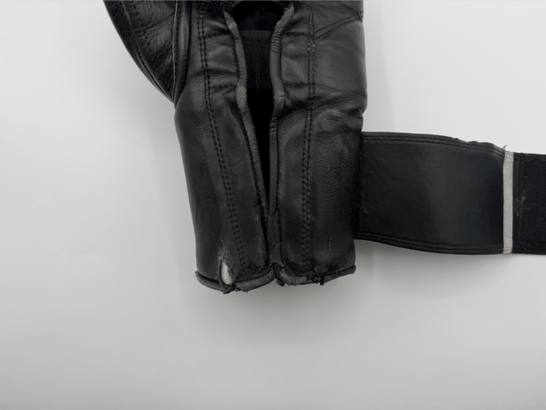 手首の部分も頻繁に開く為か、破れて中材が見えてきた