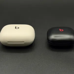 Powerbeats Pro 2 のケースと Beats Fit Pro のケースの厚みの比較。Powerbeats Pro 2 のほうが大分分厚い。