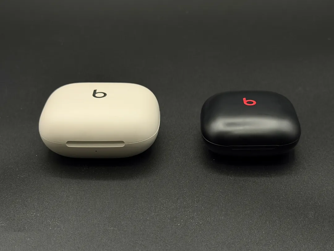 Powerbeats Pro 2 のケースと Beats Fit Pro のケースの厚みの比較。Powerbeats Pro 2 のほうが大分分厚い。