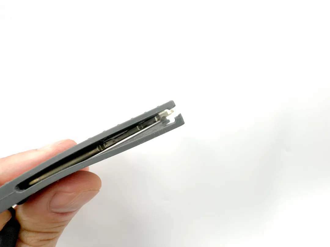 上下のシリコンパネルを繋ぐ面積の小さい部分が裂けて破損。鍵を使う際に曲がる部分であり、シリコンが痛むのだと思われる。