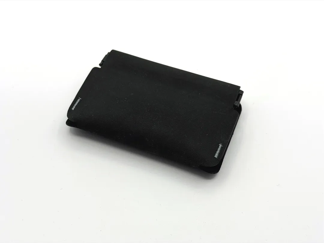 【レビュー】ミニマルな超高耐久でウルトラスリムなマグネット式 2 つ折りウォレット RE:FORM RE:01