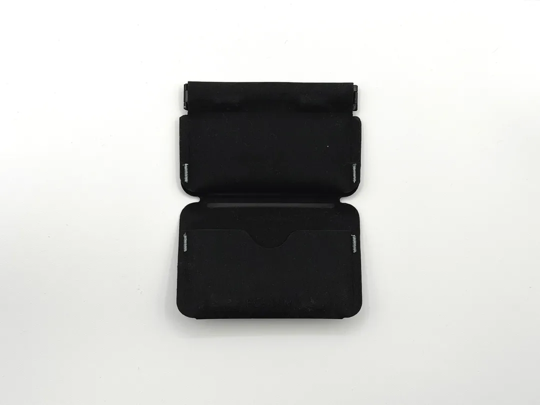 2 つ折りのウォレットになっており、マグネットで閉まります