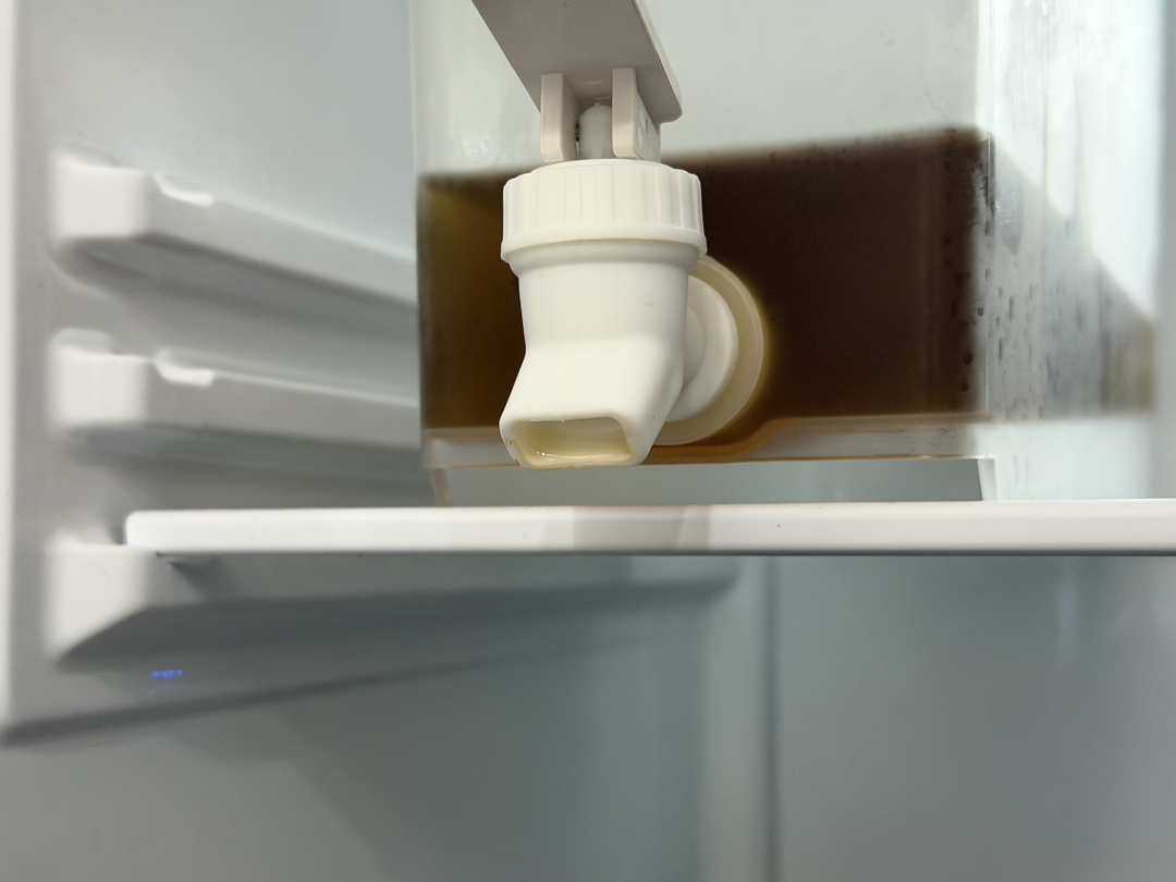 注ぎ口に飲み物が残留し、乾燥すると汚れとして残る