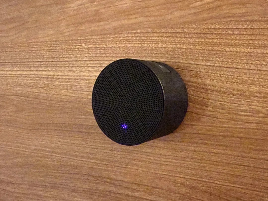 CIO のお風呂用スピーカー『CIO Portable Bath Speaker』。LED はパープルに光る。