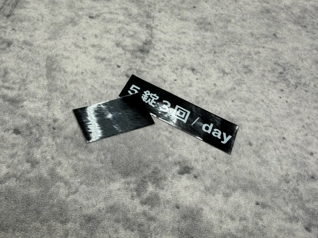 ラミネートされたラベルシールがプリントできる。仕様で（？）毎回余白分の切れ端が発生する。
