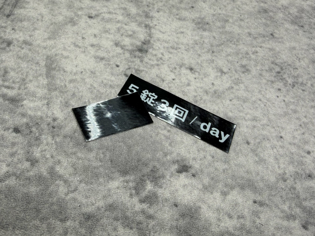 ラミネートされたラベルシールがプリントできる。仕様で(?)毎回余白分の切れ端が発生する。