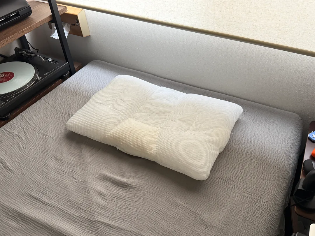 首の後ろにあたる部分にはエラストマー製のパイプが高めに配置されており、その後ろの窪み部分に後頭部が来るようになる設計