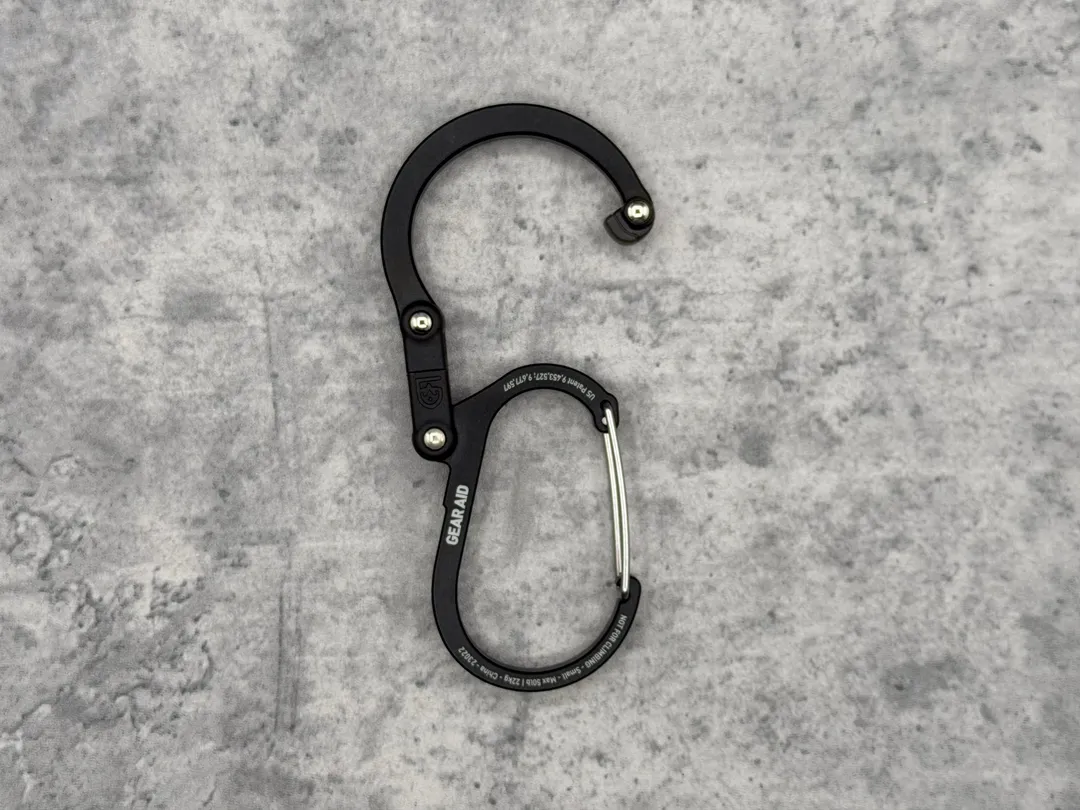フックを展開することができるが、フックのグリップ力が…。先端が滑ってしまい、デスクなどに引っ掛けることが難しい。