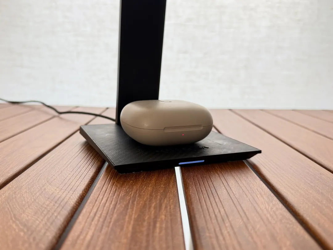 ワイヤレスイヤホンを充電する様子。台の全面にはステータスを表示する LED もあり。