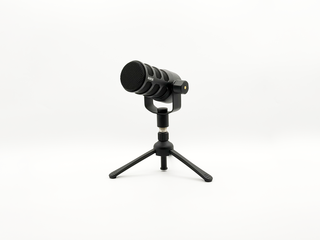 RODE PodMic USB を ZOOM の卓上スタンド TPS-4 に載せた様子。PodMic USB の見た目は重厚感がありつつ、シンプルでかっこいい。