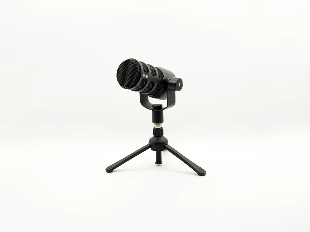 RODE PodMic USB を ZOOM の卓上スタンド TPS-4 に載せた様子。PodMic USB の見た目は重厚感がありつつ、シンプルでかっこいい。