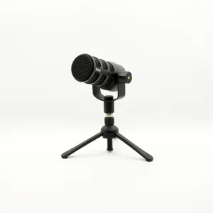 RODE PodMic USB を ZOOM の卓上スタンド TPS-4 に載せた様子。PodMic USB の見た目は重厚感がありつつ、シンプルでかっこいい。