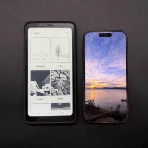 BOOX Palma と iPhone 14 Pro の大きさの比較。Palma はやや大き目になっている。