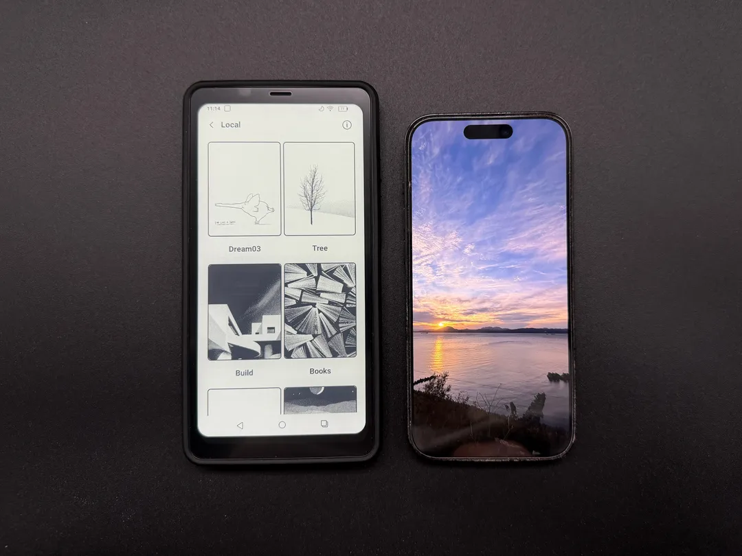 BOOX Palma と iPhone 14 Pro の大きさの比較。Palma はやや大き目になっている。