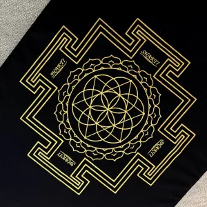 Shakti Mat の裏面。特に滑り止めなどは無いため、蹴っ飛ばすとスーっとズレていきます。