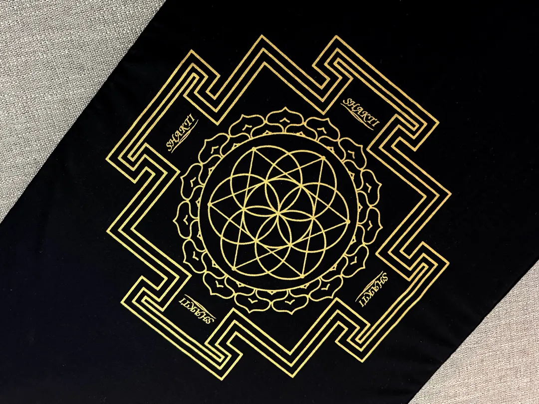 Shakti Mat の裏面。特に滑り止めなどは無いため、蹴っ飛ばすとスーっとズレていきます。