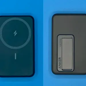 左: スマホ接地面 / 右: 裏側。折りたたみスタンドがあります。