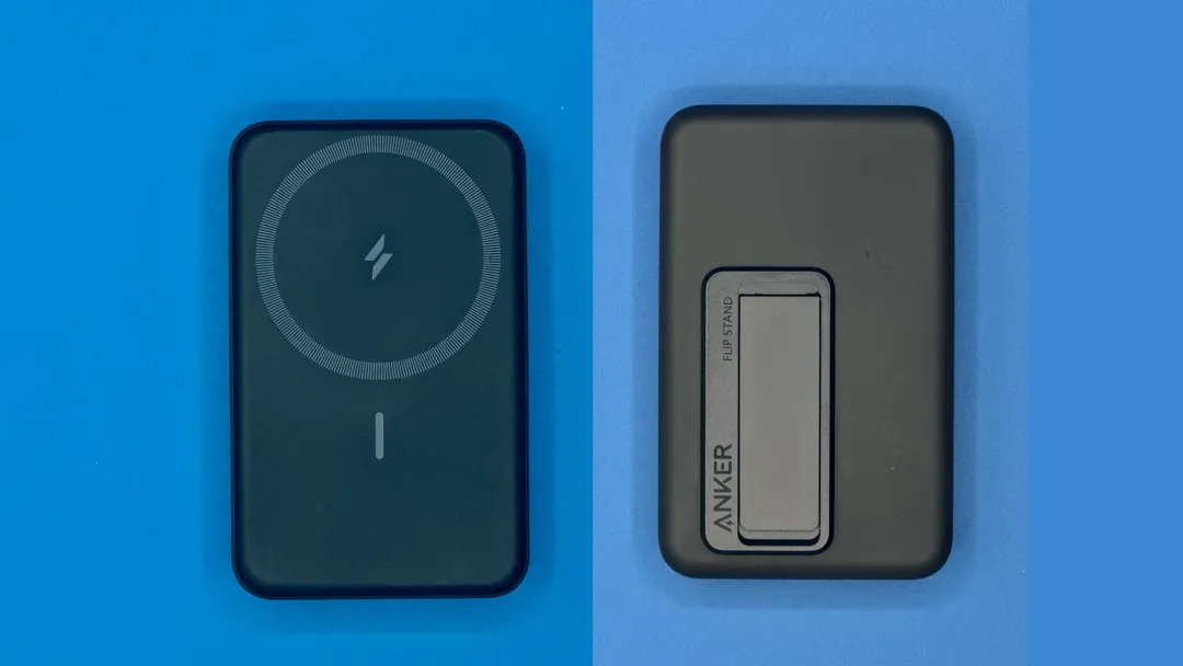 左: スマホ接地面 / 右: 裏側。折りたたみスタンドがあります。
