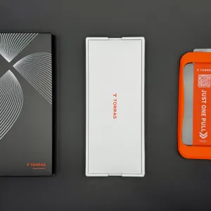 TORRAS GlassGo Ultra の箱と貼り付けセット。ガラスは 2 枚ついてくる。